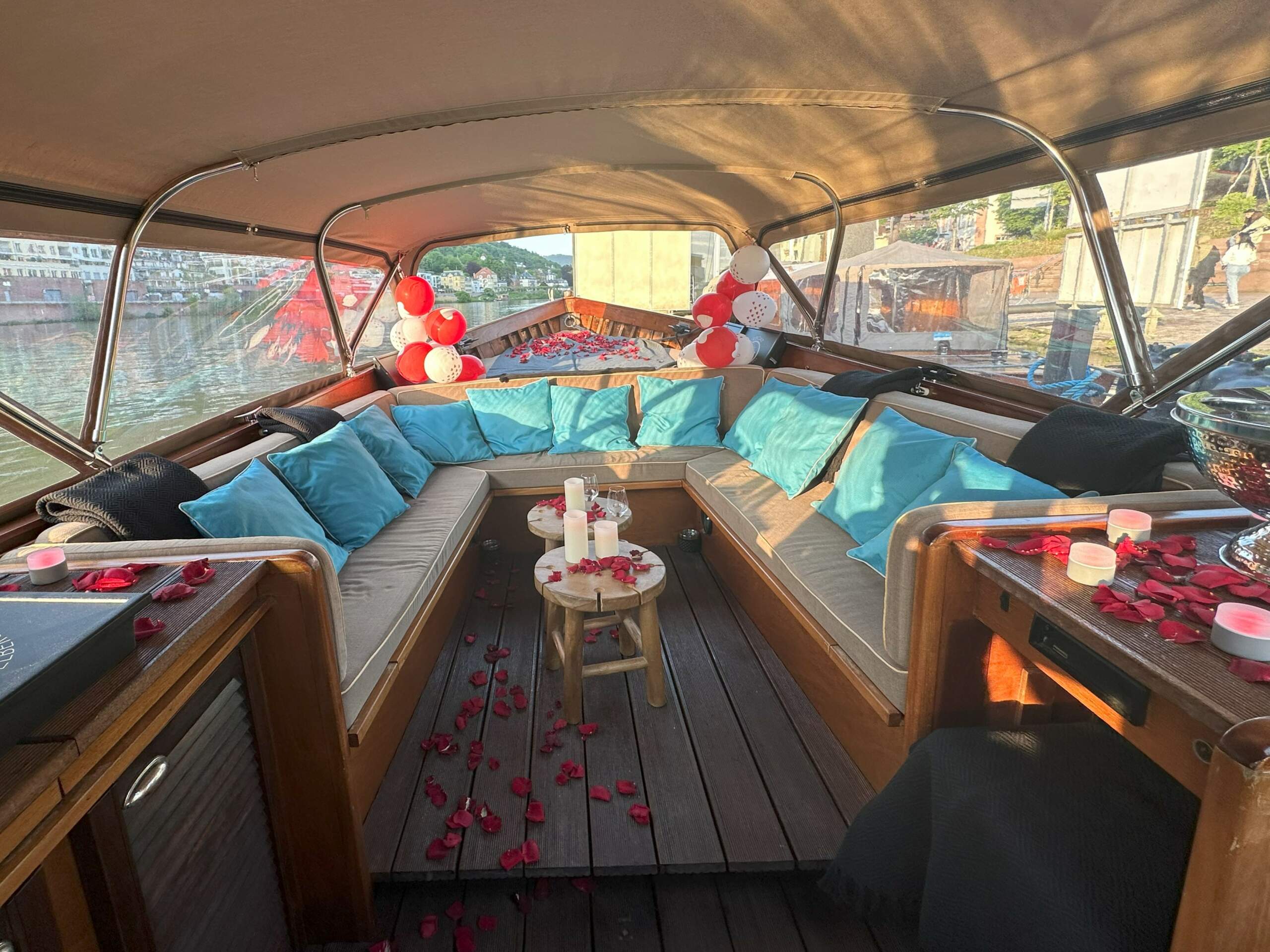 Das Innere des Holzbootes von Riverboat, dekoriert für eine Hochzeit