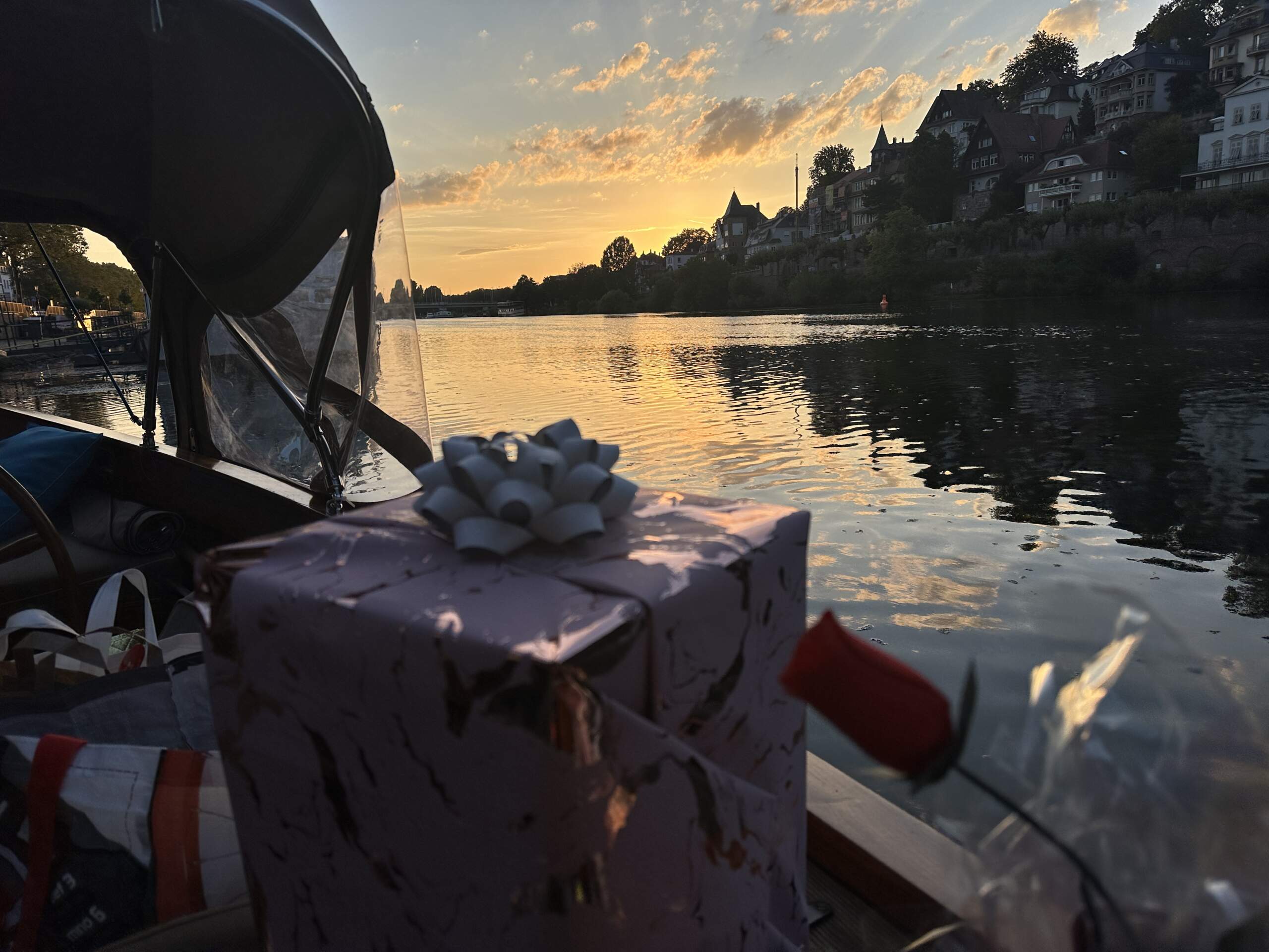 Ein Geburtstagsgeschenk liegt am Boot des Riverboats bereit, bei Sonnenuntergang auf dem Neckar