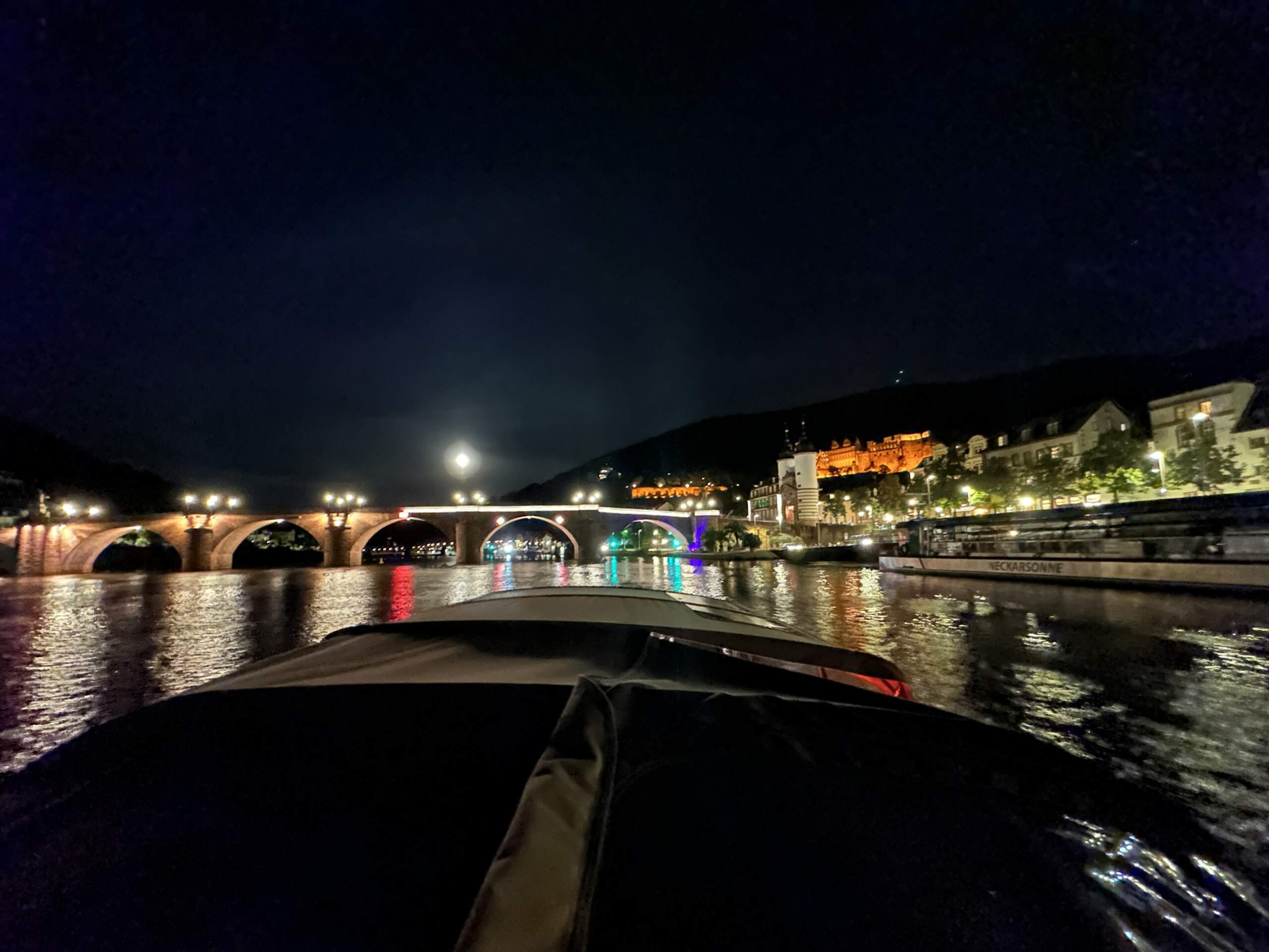 Heidelbergs Panorama bei Nacht vom Boot von Riverboat aus gesehen