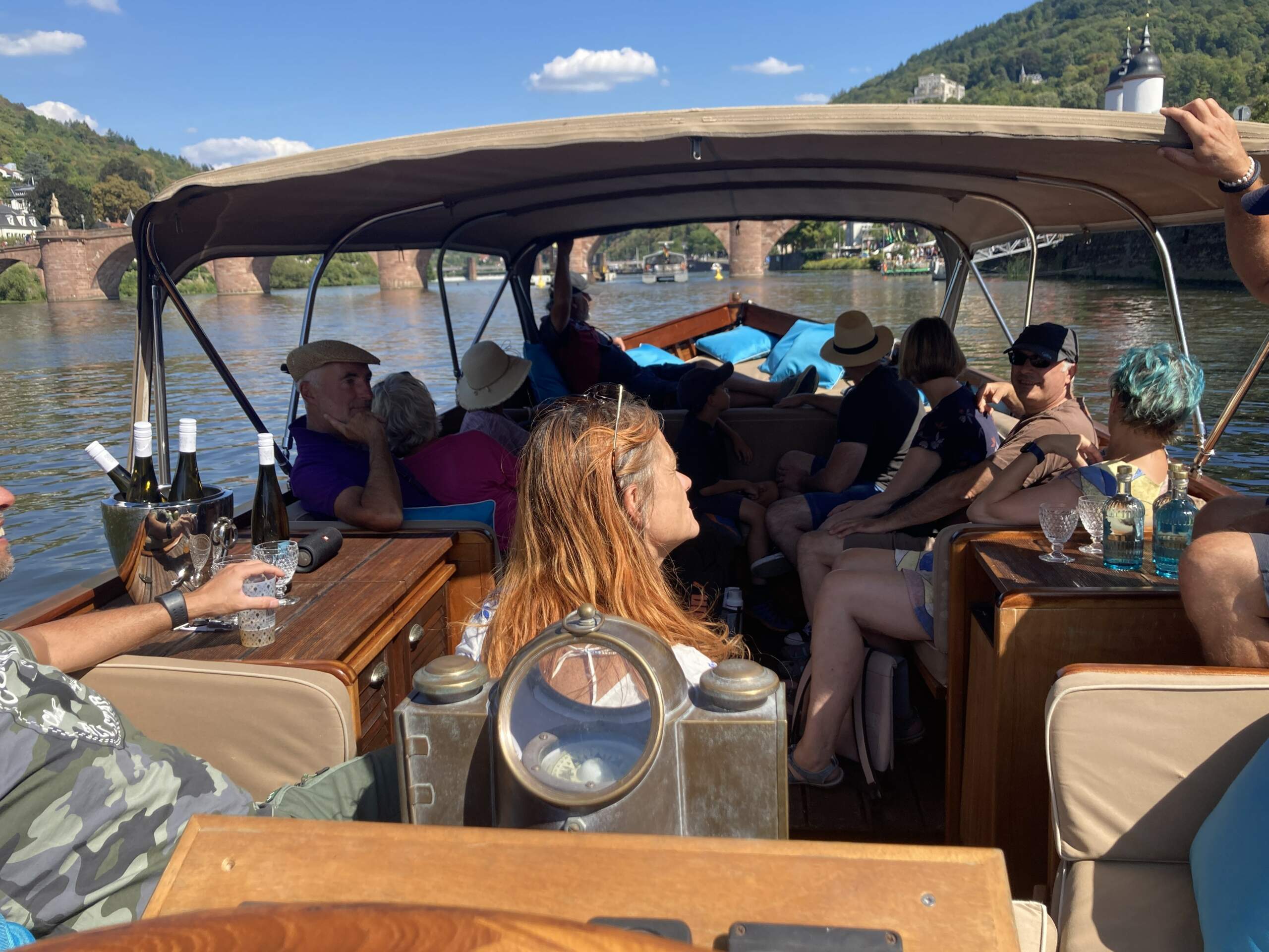 Eine Gruppe Touristen beim Sightseeing mit City Guide und Wein an Bord des Boots von Riverboat