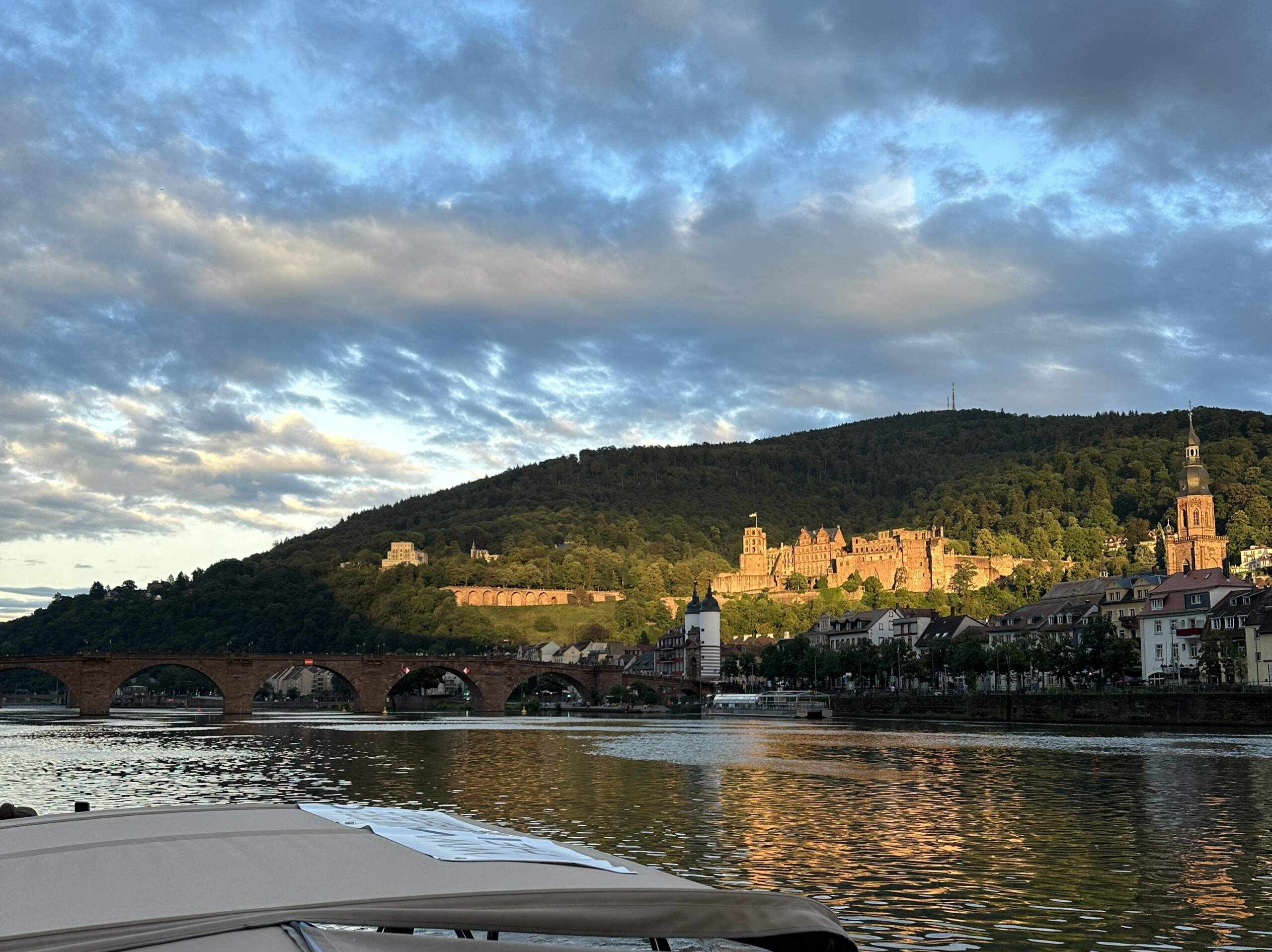 Das Panorama von Heidelberg mit dem Heidelberger Schloss und der Alten Brücke vom Boot von Riverboat aus gesehen