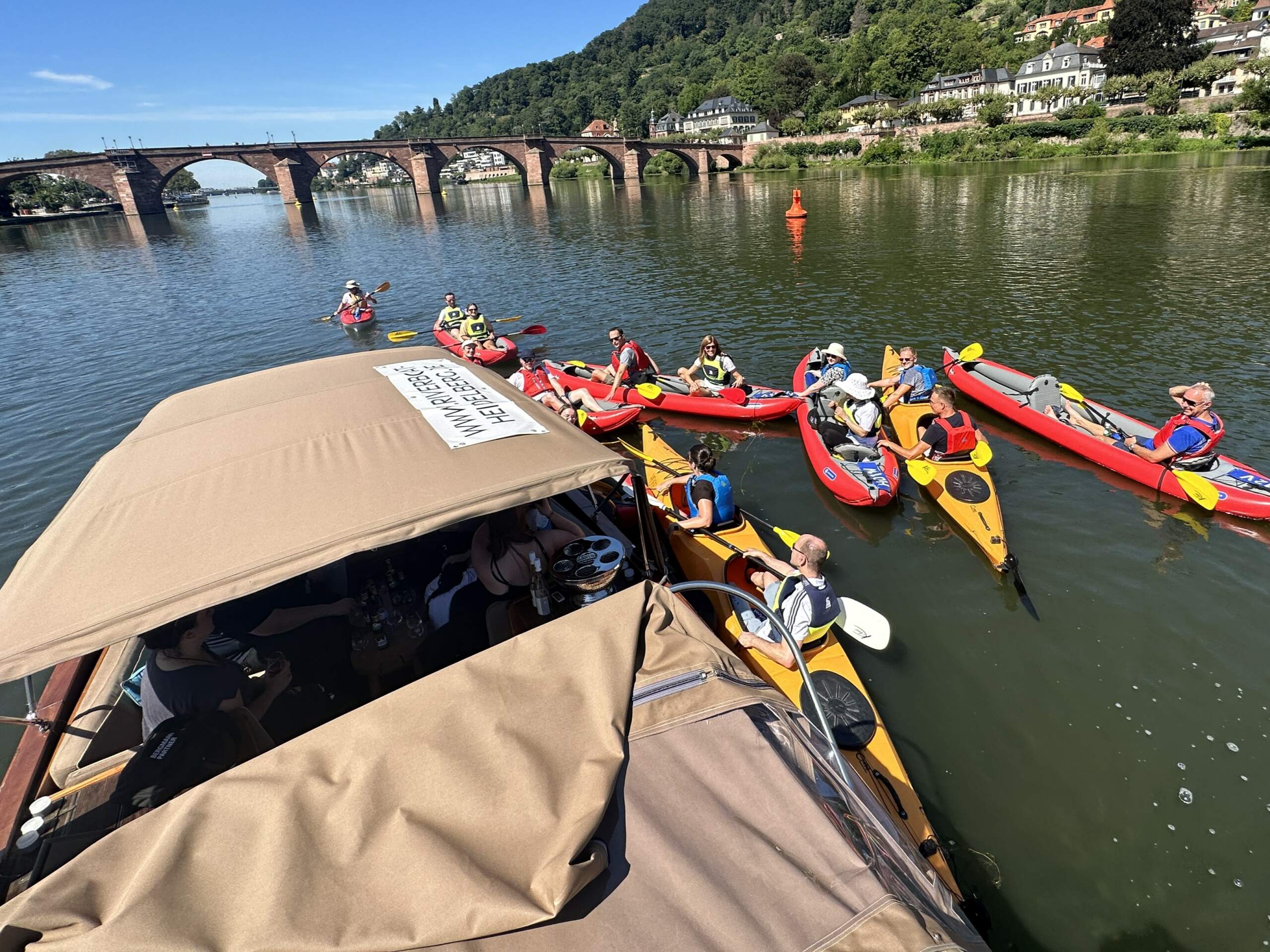 Ein Teambuilding mit Kayak und Holzboot von Riverboat am Neckar