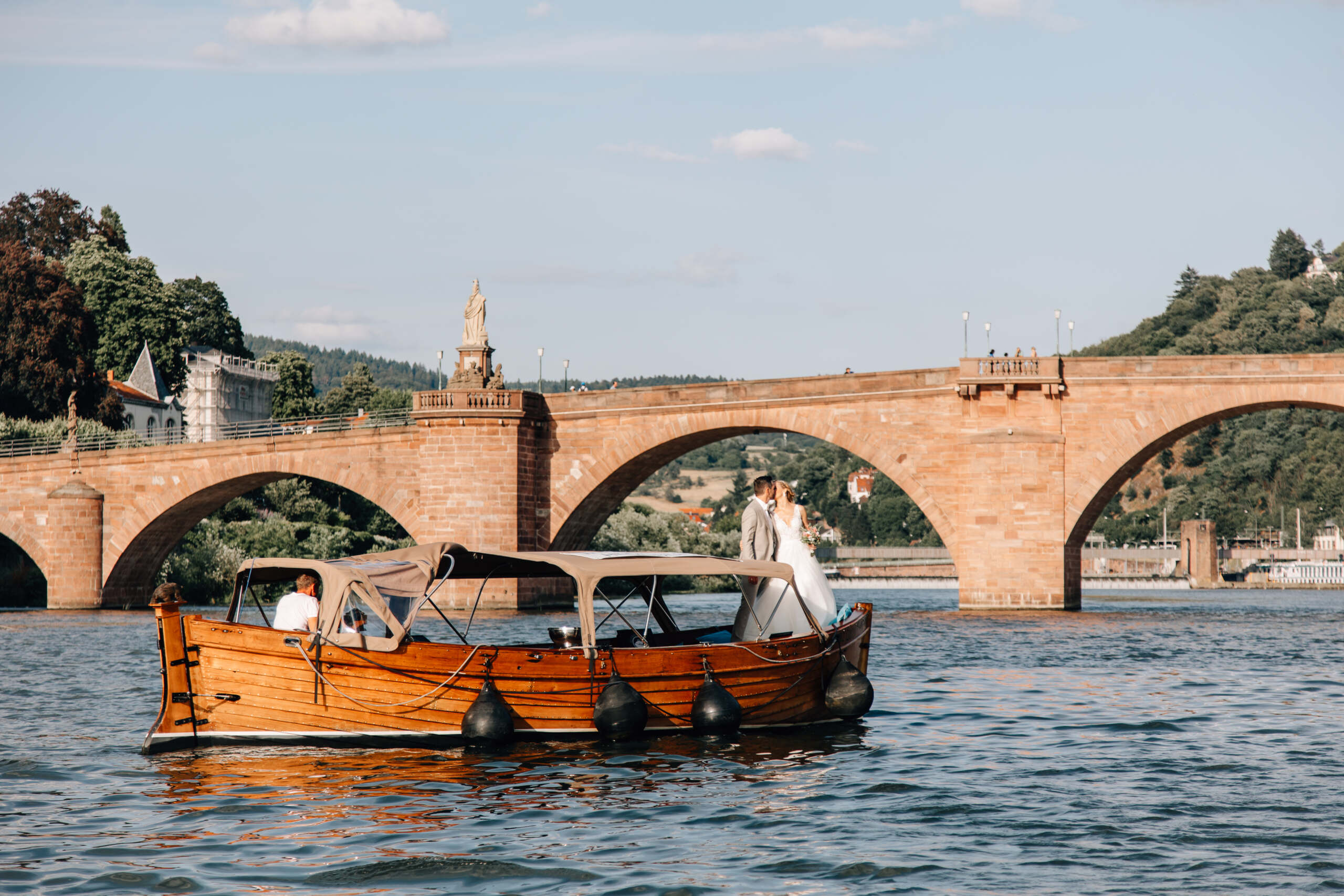 Hochzeitsfotos auf einem Boot von Riverboat vor der Alten Brücke in Heidelberg