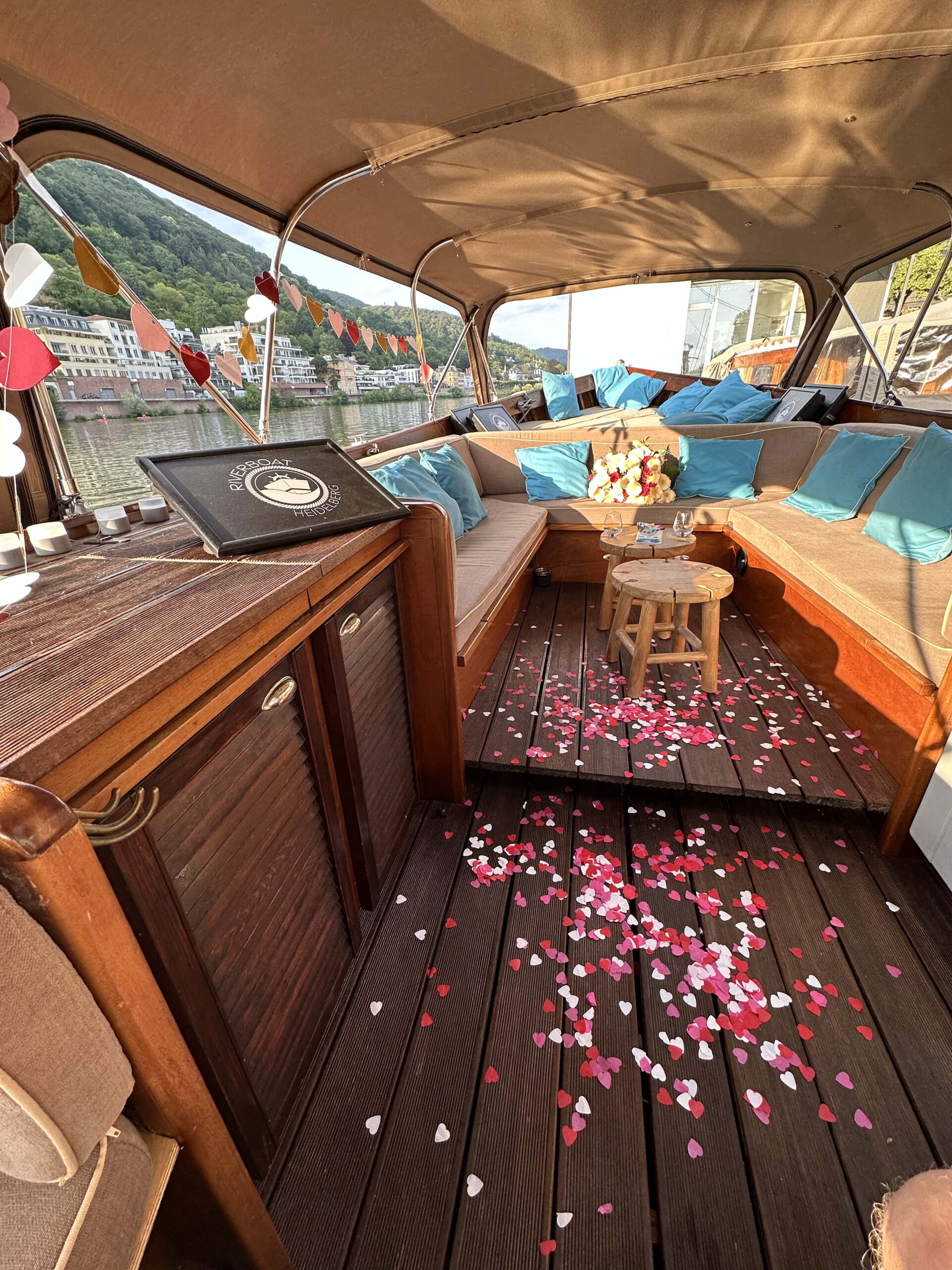 Das Boot von Riverboat ist vorbereitet für ein romantisches Date in Heidelberg, eine gute Date-Idee