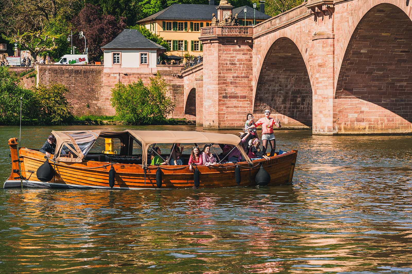 Am 6. Juli bekommen die Boote von Riverboat anlässlich des Drachenbootrennen Heidelberg Gesellschaft auf dem Neckar.