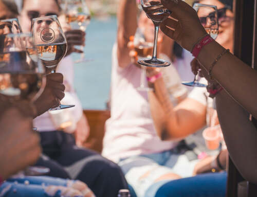 Teamausflug mit Weinverköstigung: im Planwagen oder auf dem Boot?