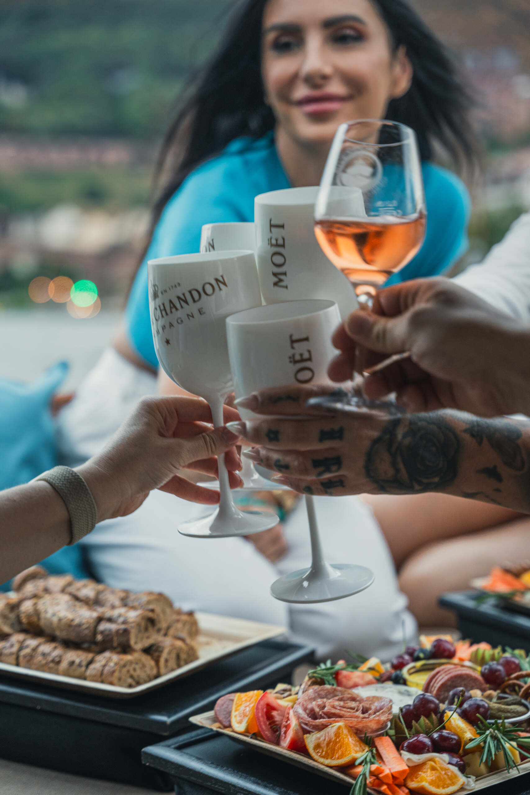 Das Heidelberger Weindorf lässt sich ideal mit einer Bootsfahrt mit Wein von Riverboat Heidelberg kombinieren.